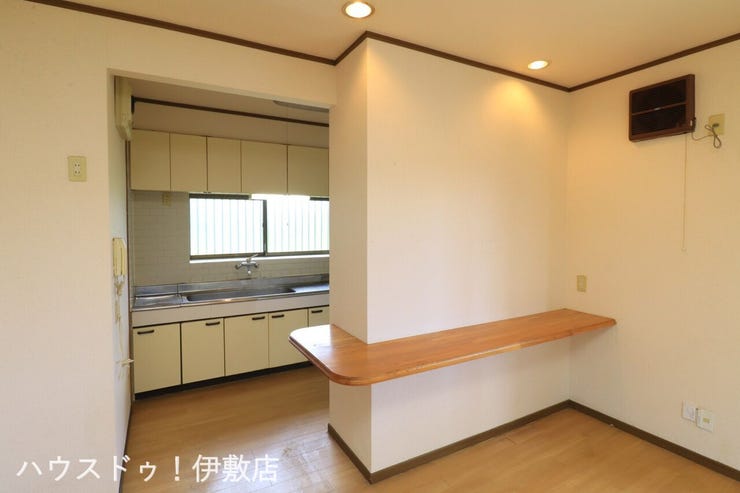 下田町 中古戸建 【キッチン】
カウンターテーブルがあり、食事の配膳もしやすそうですね。