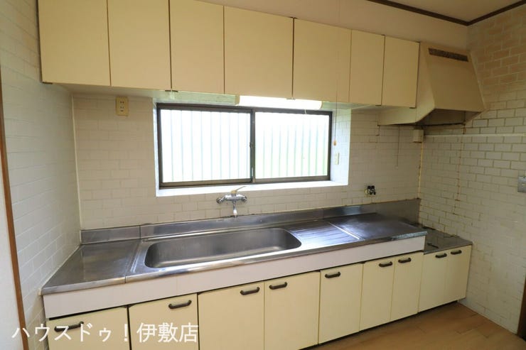 下田町 中古戸建 【キッチン】
上下に収納がついており、収納豊富なキッチン