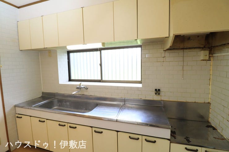 下田町 中古戸建 【キッチン】
窓付きで、手元を明るく照らしてくれます