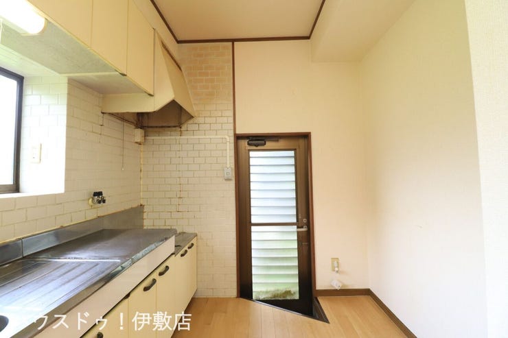 下田町 中古戸建 【キッチン】
勝手口もついており、玄関を通らずにゴミ出しが可能です