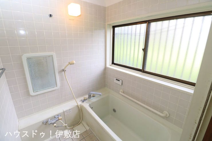 下田町 中古戸建 【浴室】
大型の浴槽に浸かって日頃の疲れを癒して頂く事が出来ますね