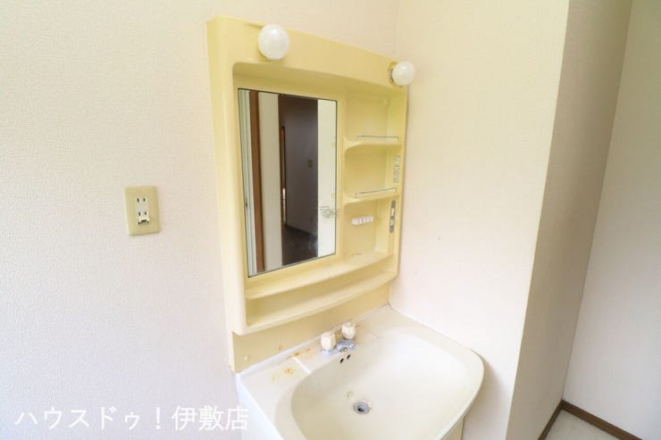 下田町 中古戸建 【洗面台】
ハンドシャワー付き洗面台。広い洗面ボウルでは楽にシャンプーや手洗い洗濯ができます。