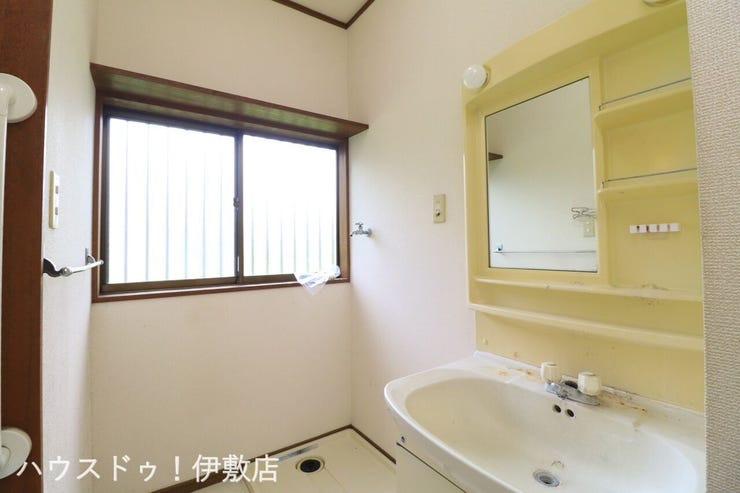 下田町 中古戸建 【洗面所】
洗濯機置場付きの洗面所です