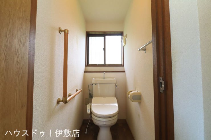 下田町 中古戸建 【トイレ】
ウォシュレット機能付きトイレです
タオルリングやペーパーホルダーも完備です