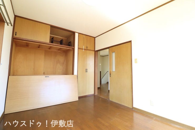 下田町 中古戸建 【2F洋室6帖】
白を基調とした室内で清潔感と開放感があります