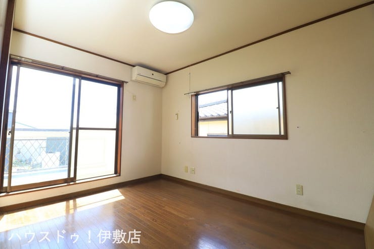 下田町 中古戸建 【2F洋室6帖】
東南側に掃き出し窓があり、一日を通して自然光が入りやすい洋室です