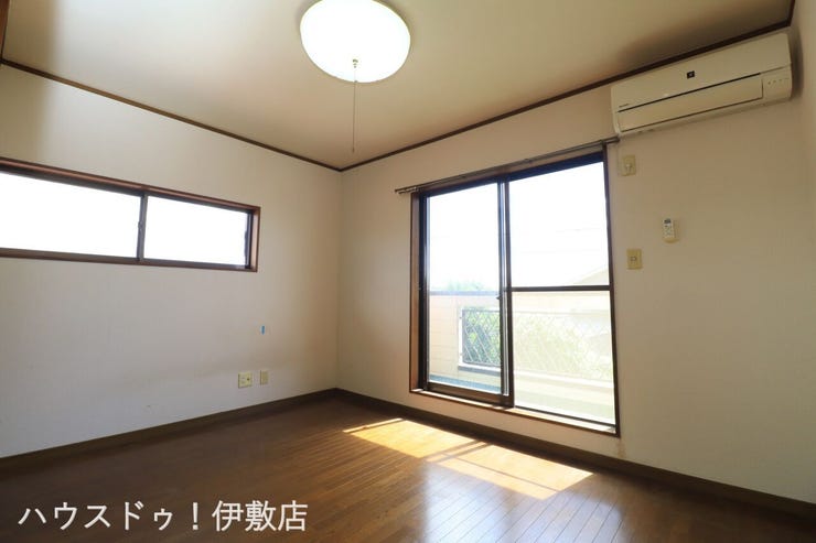 下田町 中古戸建 【2F洋室6帖】
東南側に掃き出し窓があり、一日を通して自然光が入りやすい洋室です