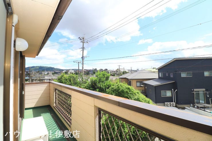 下田町 中古戸建 【バルコニー】
長さのあるバルコニーでお布団もたくさん干すことが可能です
