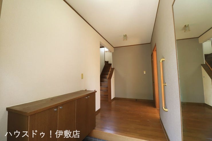 下田町 中古戸建 【玄関】
ゆとりのある玄関フロアは気持ちにもゆとりをもって行動ができそうですね。