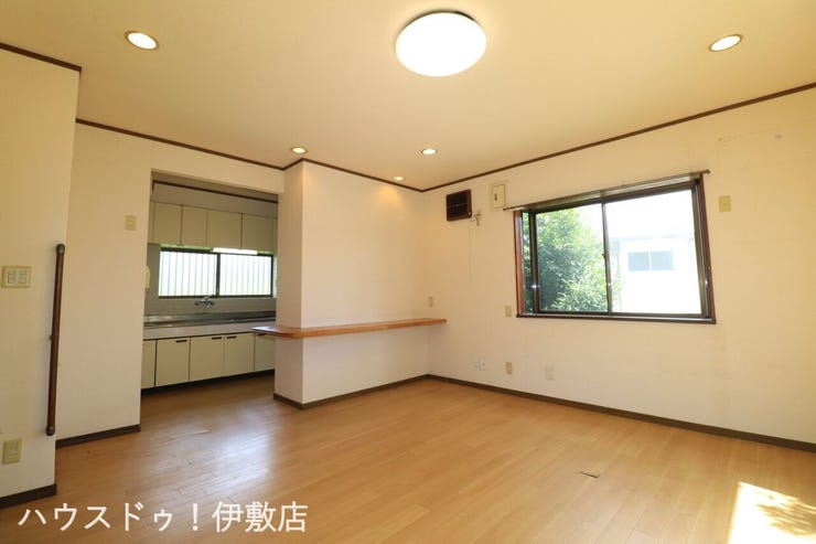 下田町 中古戸建 【リビング】
開放感のある広々としたリビング空間。家族とゆっくり過ごせます