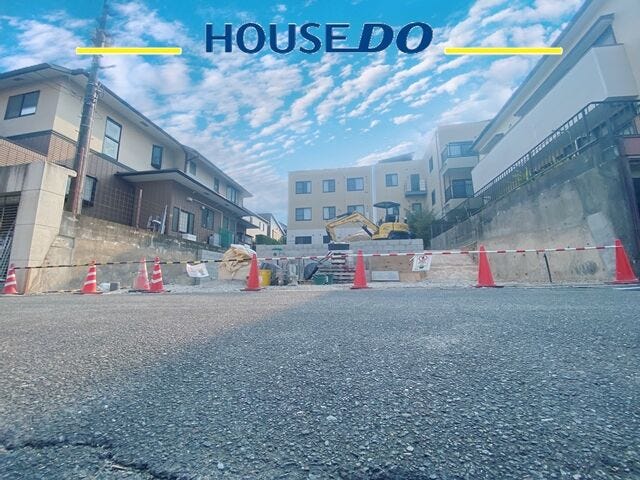 【前面道路含む現地写真】
車2台OK+WIC2箇所♪収納力と家事ラクを叶える春日市新築戸建!