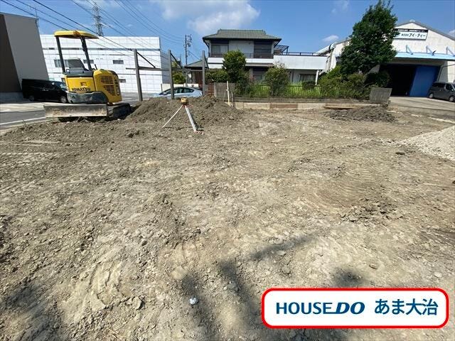 1階リビングは上部吹き抜けがあり明るい空間。床暖房があることで足元から暖かく居心地のいい住まいです。