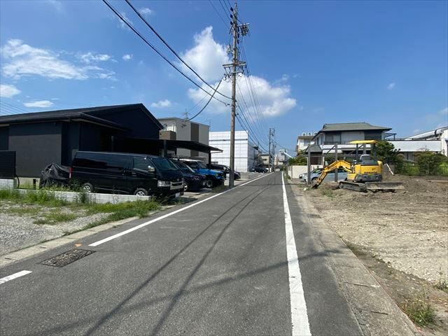 西側前面道路です車がすれ違える道幅です。車1台とベビーカーですれ違っても余裕のある道幅は安心ですね。