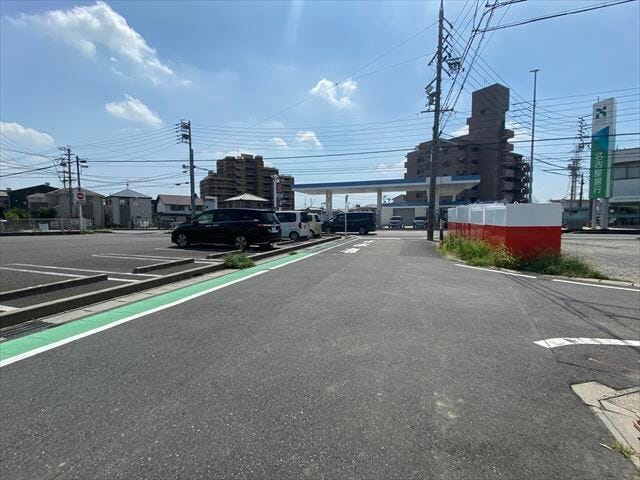 南側前面道路です。道路幅が広いので、向かいの住宅とも距離があるため日当たりも確保しやすいです。