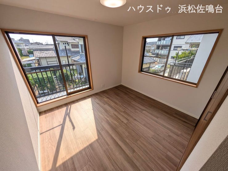 【リフォーム済み/2階洋室約7.5帖】元々は和室でしたが、現代の生活スタイルに合わせて洋室に変更いたしました。二面に窓があり、明るいお部屋となっております。