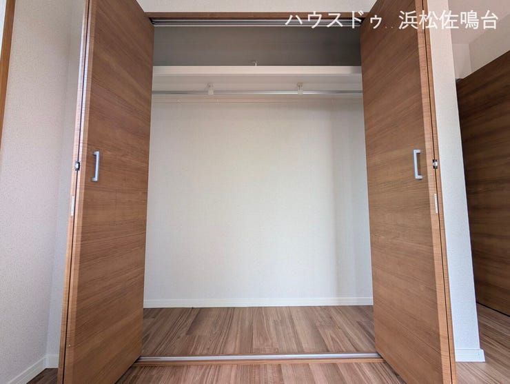 【リフォーム済み/収納】2階のクローゼット内には枕棚とハンガーパイプを設置しております。衣類等を収納する際に便利です。