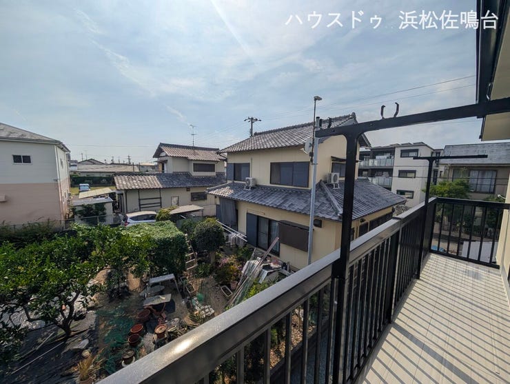 【リフォーム済み/バルコニー】バルコニー塗装を行いました。南向きで日当たりもよく、お洗濯物がよく乾きそうですね。