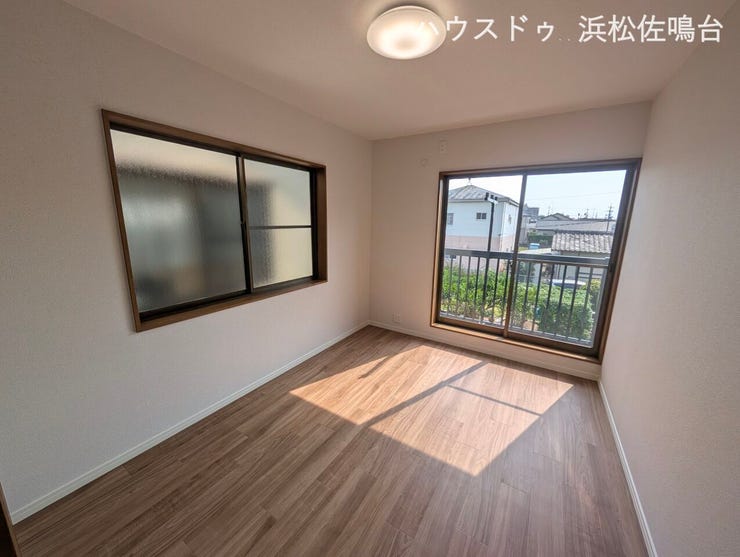 【リフォーム済み/2階洋室南側約6帖】壁紙張替、照明交換、床材としてフロアタイルの上張りを行いました。南向きで日当たり良好です。