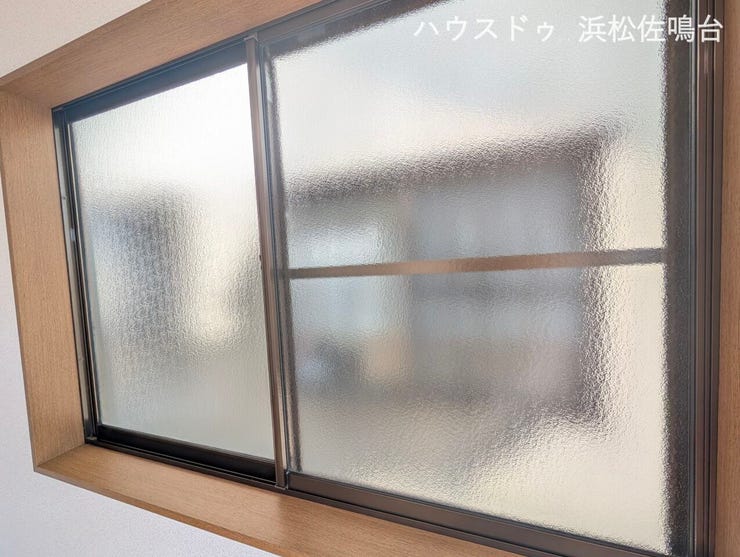 【リフォーム済み/2階洋室南側約6帖】お隣様との視線に近い窓は、スリガラス仕様になっています。プライバシー確保で安心できますね。