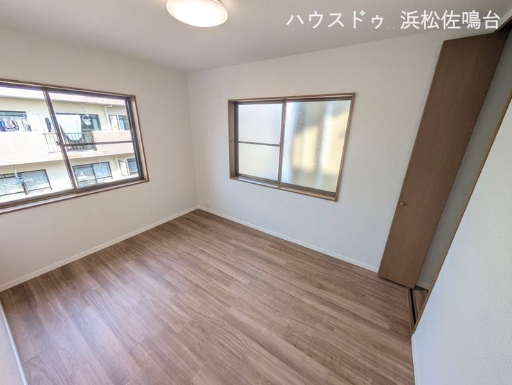 【リフォーム済み/2階洋室北側6帖】壁紙張替え、照明交換、床材としてフロアタイルの上張りを行いました。二面に窓があり、通風、採光ともに良好です。