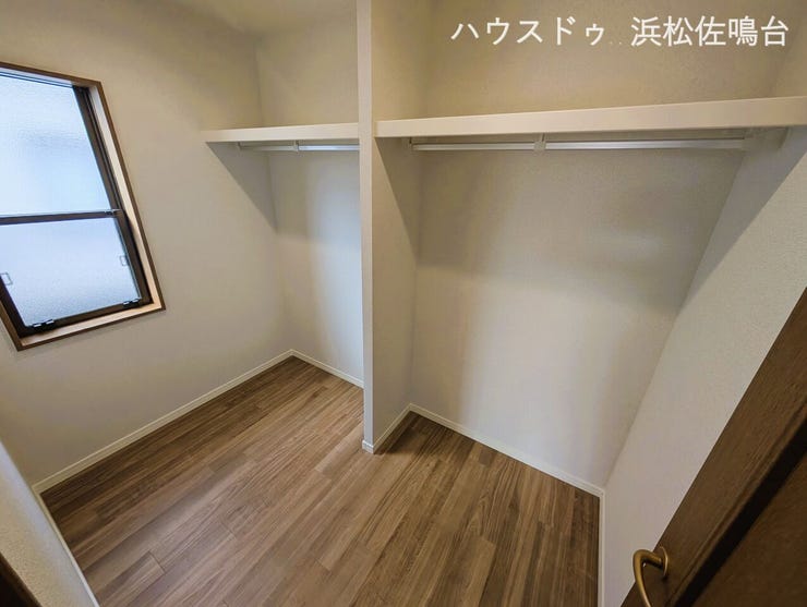 【リフォーム済み/2階ウォークインクローゼット】季節物や衣類をまとめて収納できます。壁紙張替、照明交換、フロアタイルの上張りを行いました。