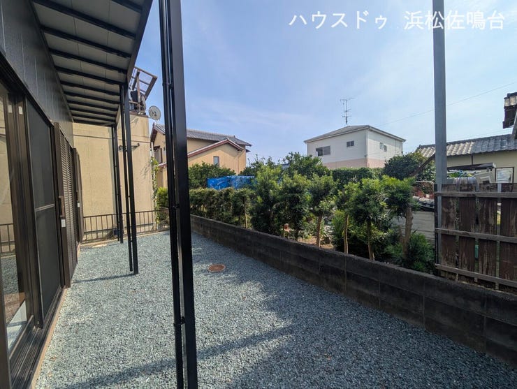 【リフォーム済み/外観】南庭別角度。お隣様の建物はお庭と干渉していませんので、陽当り良好♪