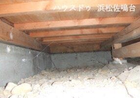 中古住宅の3大リスクである、雨漏り、主要構造部分の欠陥や腐食、給排水管の漏水や故障を2年間保証します。その前提で床下まで確認の上でリフォームし、シロアリの被害調査と防除工事もおこないます。