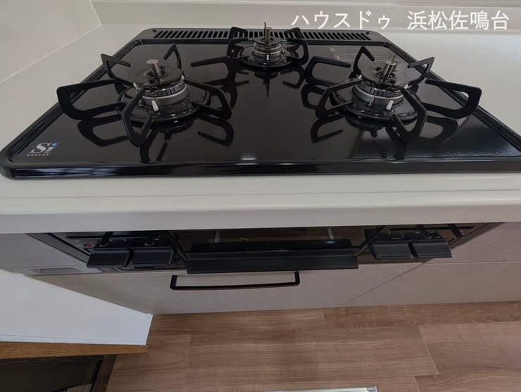 【リフォーム済/ビルドインガスコンロ3口】新品交換したキッチンは3口コンロで同時調理が可能。大きなお鍋を置いても困らない広さです。お手入れ簡単なコンロなのでうっかり吹きこぼしてもお掃除ラクラクです。