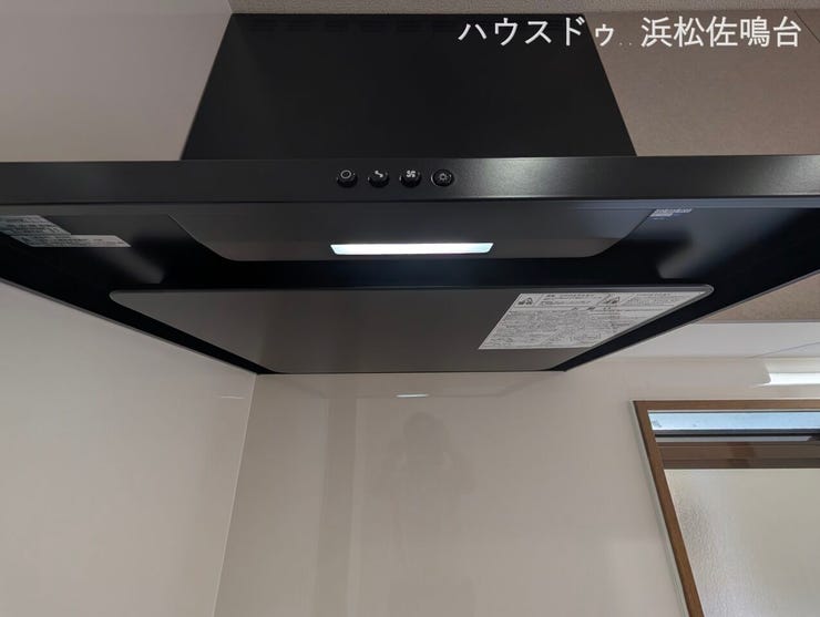 【リフォーム済/レンジフード】フラット型レンジフードは凹凸がほぼなく、拭き掃除がとても簡単。スタイリッシュなデザインで、お料理の気分も上がりますね!