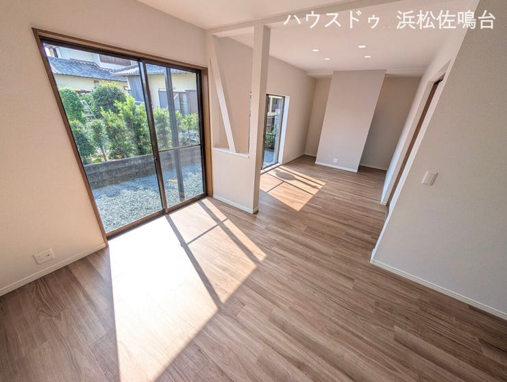 【リフォーム済み/リビング】壁紙張替え、照明交換、床材としてフロアタイルの上張りを行いました。南向きで日当たり良好です。