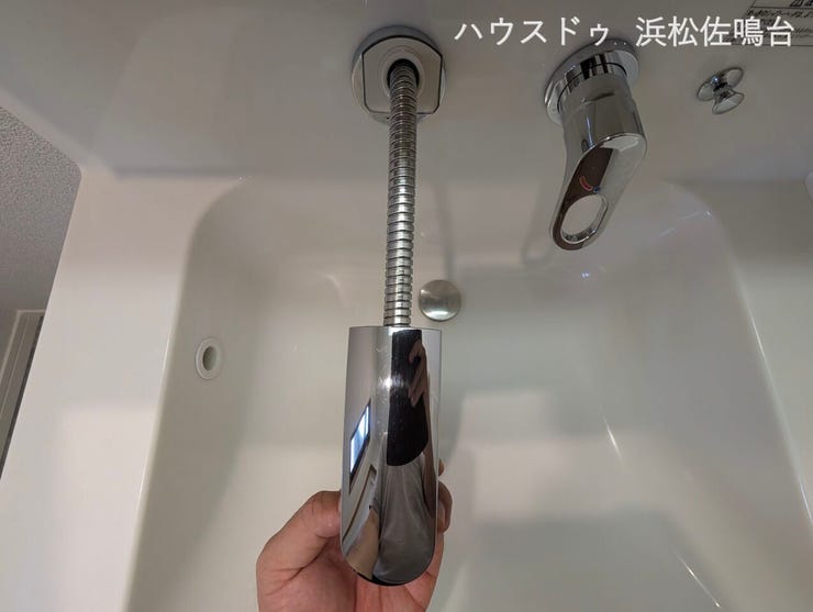 【リフォーム済み/洗面台水栓】洗面化粧台は壁出し水栓仕様。根元に汚れや水垢が付きにくく、日々のお手入れがしやすいのが魅力です。