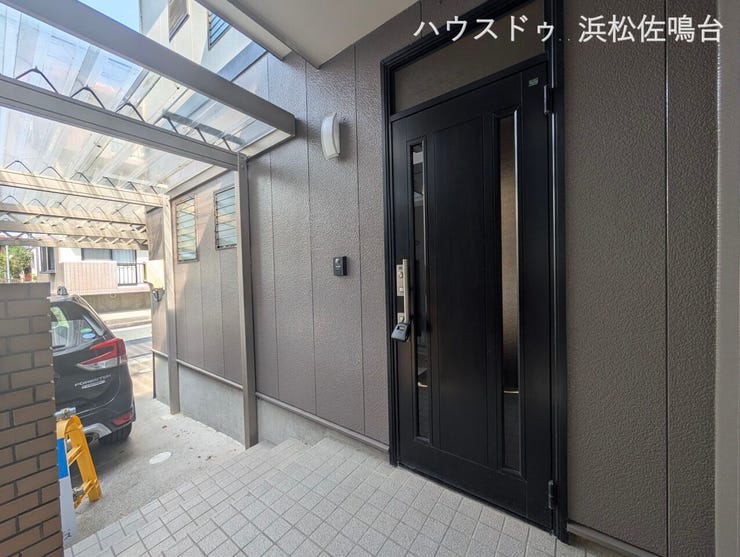 【リフォーム済み/玄関外観】玄関照明とインターホンの交換を行いました。玄関ドアについては鍵交換を行っており、防犯面でも安心です。