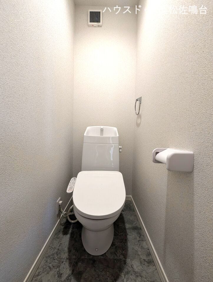 【リフォーム済み/2階トイレ】寝室のある2階にもトイレを完備。夜間の利用や朝の混雑時に便利です。トイレは新品交換済です。