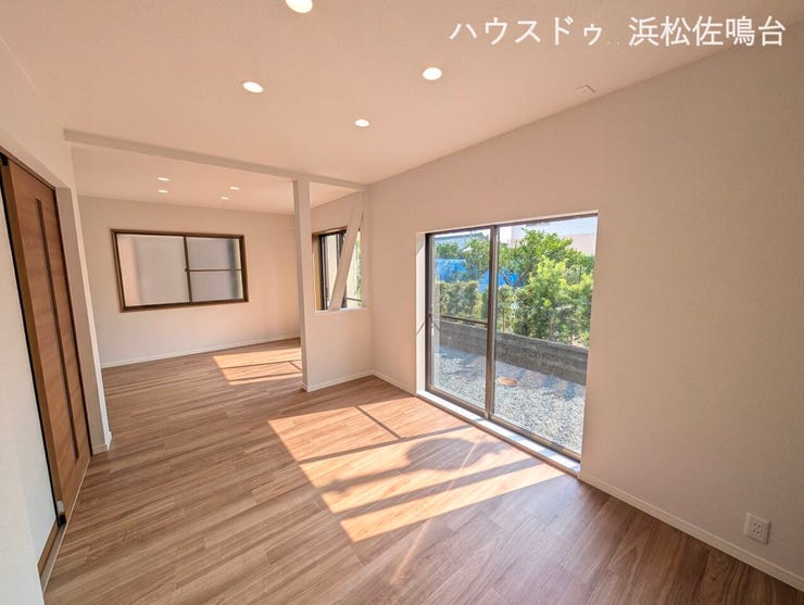 【リフォーム済み/リビング別角度】壁紙張替え、照明交換、床材としてフロアタイルの上張りを行いました。照明はダウンライトを新設し、すっきりとした印象に仕上げております。