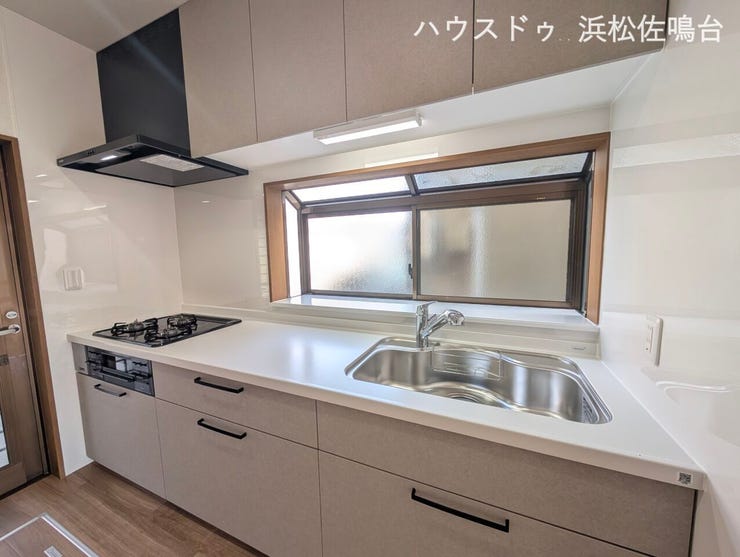 【リフォーム済み/キッチン】キッチンはハウステック製の新品に交換いたしました。天板は傷つきにくい人工大理石、引き出しはスライド式で、奥にしまったものも取り出しやすい仕様です。