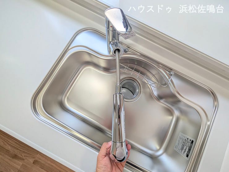 【リフォーム済み/キッチン水栓】新品交換したキッチンのシンクはサビにくく熱に強いステンレス製です。水はねの音を抑える静音設計で、従来よりもさらに水音が静かになっています。