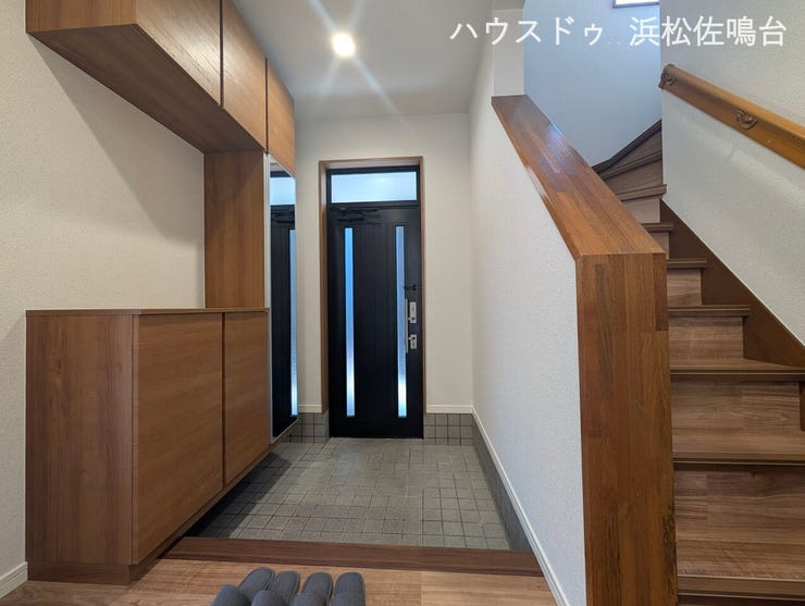 【リフォーム済み/玄関ホール】シューズボックスの新品交換を行いました。散らかりがちな玄関も綺麗に保てます。