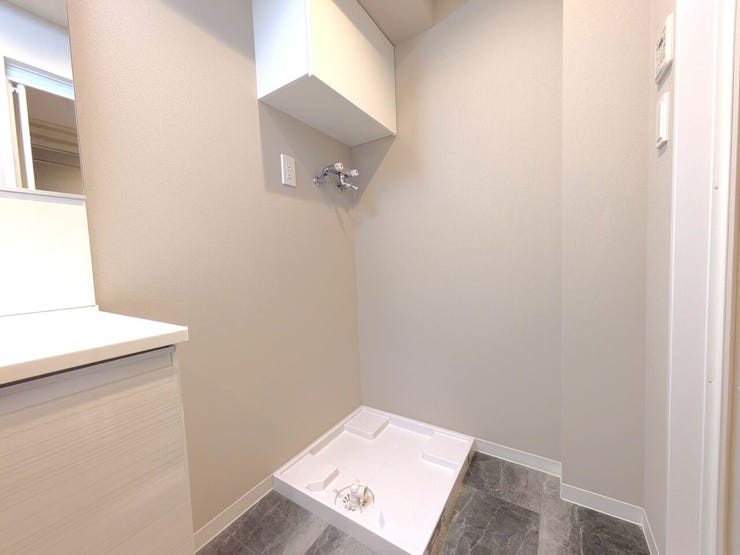 ■洗濯パン■
洗濯パンは、水漏れが発生した際に、床や階下の部屋への水の浸透を防ぎ、水害のリスクを低減する重要な役割があります♪
上部には可動式棚があり、洗剤やタオルが置けるため作業もスムーズです!