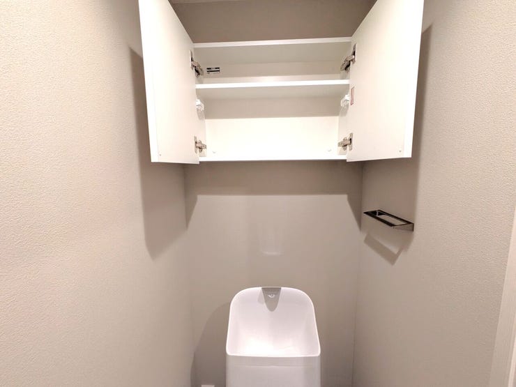 ■トイレ■
トイレ上部には便利な吊戸棚を完備!トイレットペーパーのストックなどをスッキリと収納できるため、生活感を隠して清潔感のある空間を保てます。限られたスペースを有効活用できる嬉しい設計です◎