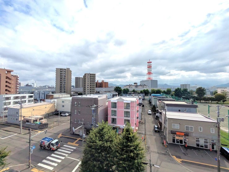 ■眺望■
前面に遮るものがなく遠くの山々を一望できる6階部分の開放的な眺望!周囲の視線を気にせず過ごせるプライベート感と、四季の彩りを感じられる伸びやかなロケーションです。