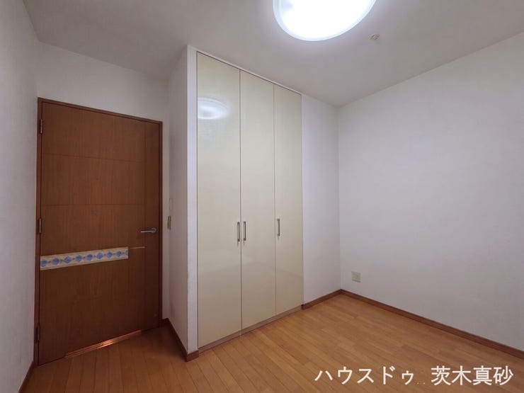 北側5.5帖洋室
バルコニーに面しています