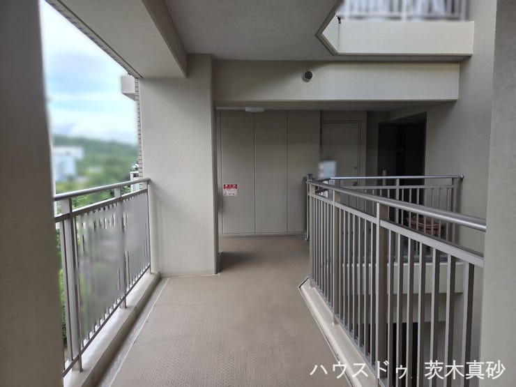 玄関前ポーチ(角部屋なので通行なく安心です)
