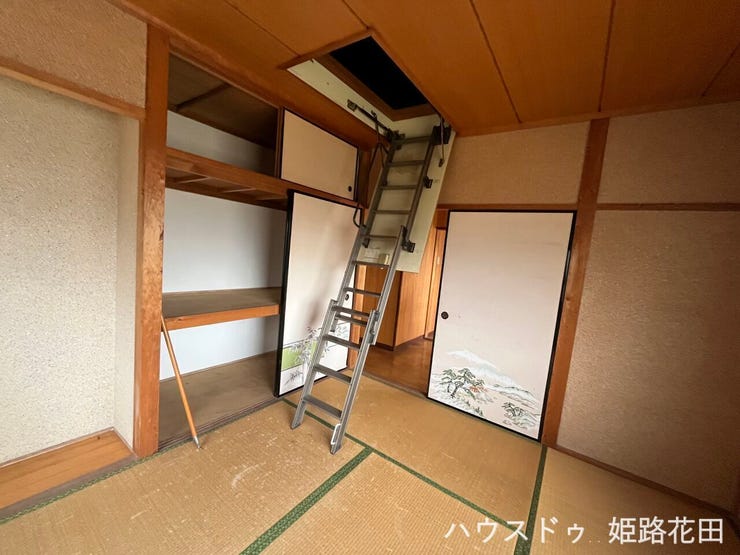 天井裏にたくさん収納が出来ます♪