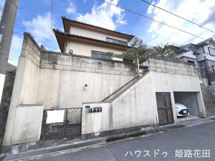 【外観】
場所を取らない掘り込み車庫に59坪と広い敷地が自慢です♪