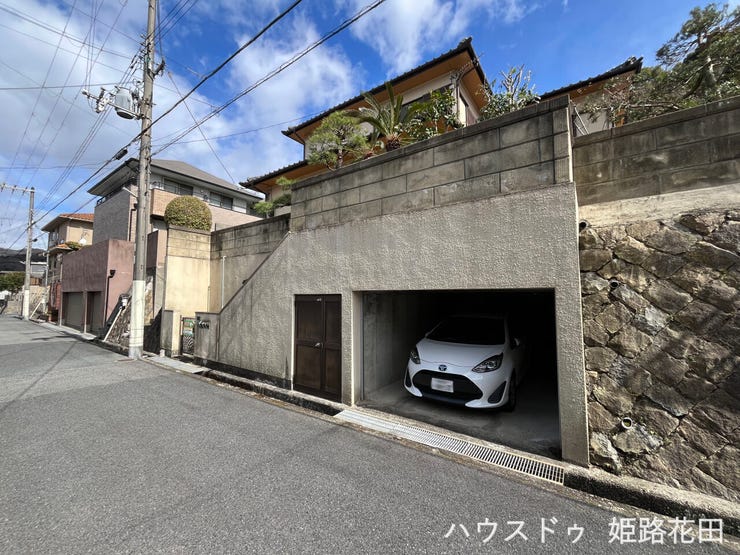 しっかりした造りの掘り込み車庫