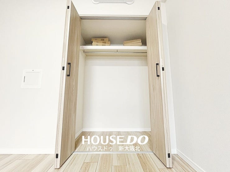 ■大容量のクローゼット!
■お洋服はもちろん、小物や季節家電も収納できてお部屋がスッキリと片付きます!
■造り付けのクローゼットは地震の揺れで倒れる心配がなく、防災面でも安心です!