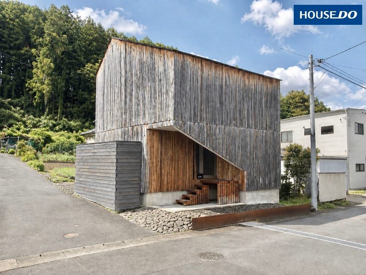 【外観】
建築家の感性が光る印象的なファサード。木張りの外壁、深く設けられた玄関、石を配した足元まで、素材の組み合わせと美しい造形へのこだわりが伝わります♪