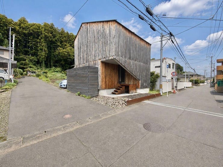 南西角地に佇む、negla設計室による2022年築の注文住宅。周囲の緑と調和する木張りの外観と、斜めに切り込んだような玄関まわりが目を引きます♪