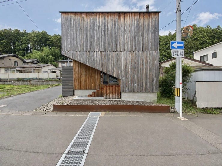 正面から見ると、木をまとった端正な箱型の外観と斜めのラインが際立ちます。自然素材ならではの経年による表情の変化も、この住まいで暮らす楽しみの一つです♪
