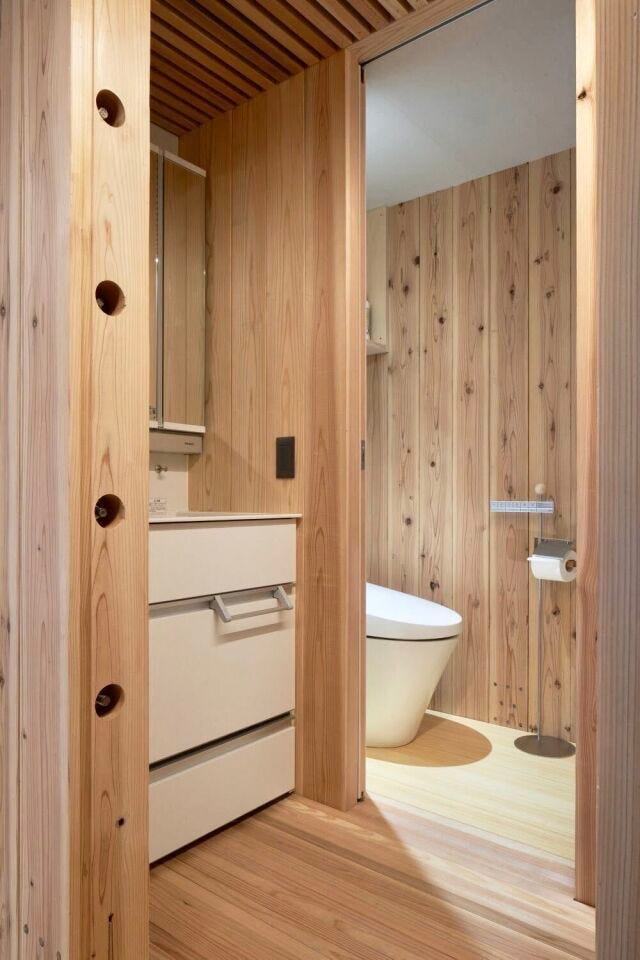 洗面スペースとトイレにも木をふんだんに使用。設備をすっきり納めた無駄のない設計と、自然素材に囲まれる温かな雰囲気を両立した、注文住宅らしい水回りです♪